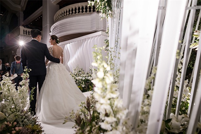 Mỹ nhân đẹp nhất nhì Thái Lan đeo nhẫn kim cương 5 carat, thay 6 bộ váy đắt đỏ trong đám cưới triệu đô - Ảnh 12.