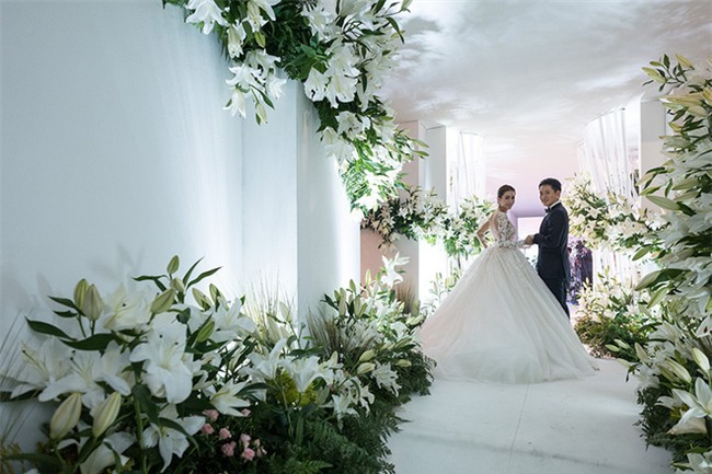 Mỹ nhân đẹp nhất nhì Thái Lan đeo nhẫn kim cương 5 carat, thay 6 bộ váy đắt đỏ trong đám cưới triệu đô - Ảnh 13.