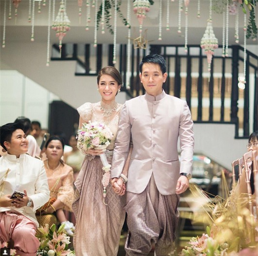 Mỹ nhân đẹp nhất nhì Thái Lan đeo nhẫn kim cương 5 carat, thay 6 bộ váy đắt đỏ trong đám cưới triệu đô - Ảnh 2.