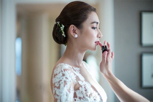 Mỹ nhân đẹp nhất nhì Thái Lan đeo nhẫn kim cương 5 carat, thay 6 bộ váy đắt đỏ trong đám cưới triệu đô - Ảnh 5.