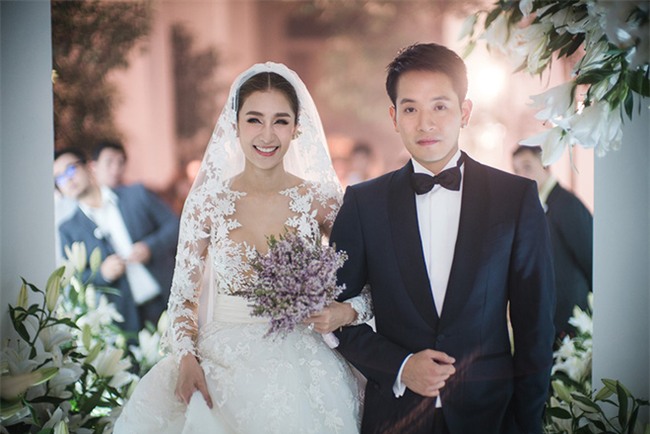 Mỹ nhân đẹp nhất nhì Thái Lan đeo nhẫn kim cương 5 carat, thay 6 bộ váy đắt đỏ trong đám cưới triệu đô - Ảnh 9.