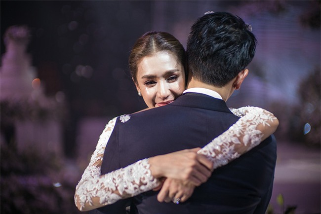 Mỹ nhân đẹp nhất nhì Thái Lan đeo nhẫn kim cương 5 carat, thay 6 bộ váy đắt đỏ trong đám cưới triệu đô - Ảnh 19.