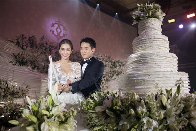 Mỹ nhân đẹp nhất nhì Thái Lan đeo nhẫn kim cương 5 carat, thay 6 bộ váy đắt đỏ trong đám cưới triệu đô - Ảnh 23.