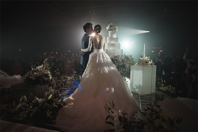 Mỹ nhân đẹp nhất nhì Thái Lan đeo nhẫn kim cương 5 carat, thay 6 bộ váy đắt đỏ trong đám cưới triệu đô - Ảnh 26.