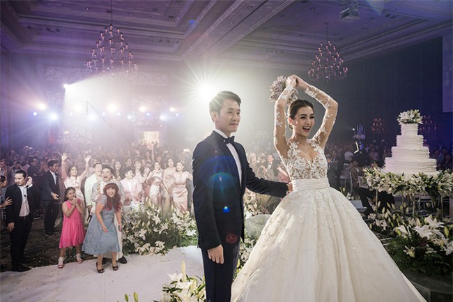 Mỹ nhân đẹp nhất nhì Thái Lan đeo nhẫn kim cương 5 carat, thay 6 bộ váy đắt đỏ trong đám cưới triệu đô - Ảnh 27.