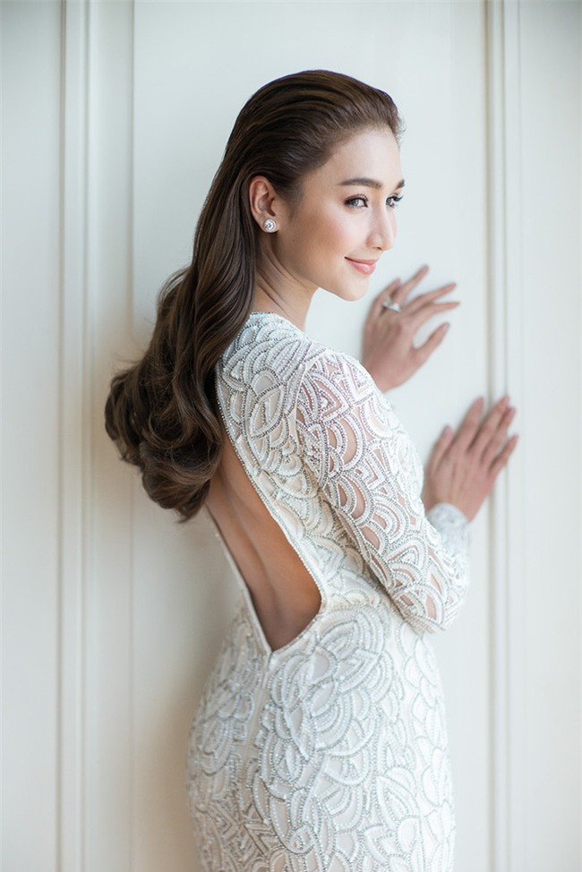 Mỹ nhân đẹp nhất nhì Thái Lan đeo nhẫn kim cương 5 carat, thay 6 bộ váy đắt đỏ trong đám cưới triệu đô - Ảnh 33.