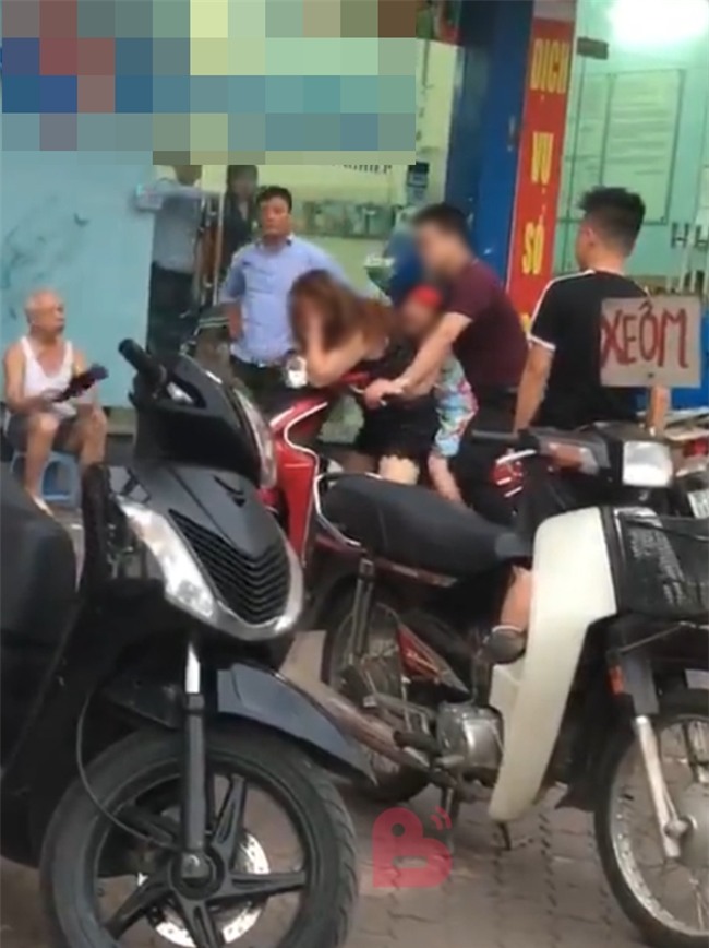 Hà Nội: Mặc con gái gào khóc, người đàn ông vẫn đấm liên tiếp vào mặt vợ đến chảy máu trên phố Xã Đàn - Ảnh 3.