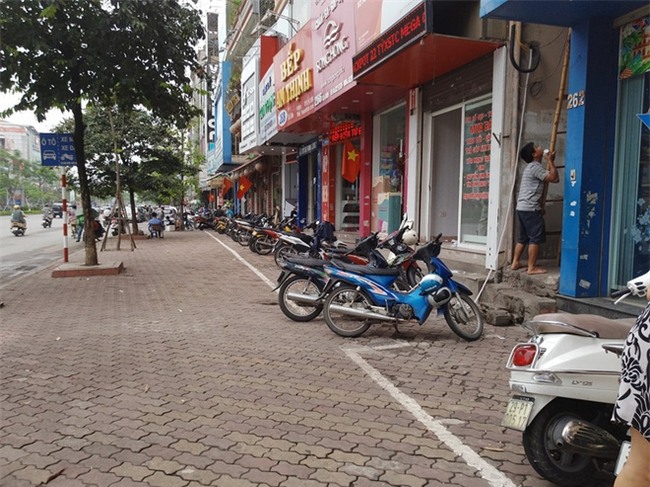 Hà Nội: Mặc con gái gào khóc, người đàn ông vẫn đấm liên tiếp vào mặt vợ đến chảy máu trên phố Xã Đàn - Ảnh 4.