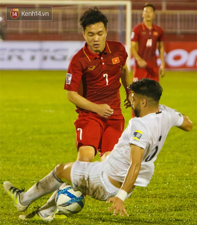 Công Vinh căng thẳng nhìn đàn em hòa hú vía Jordan - Ảnh 6.