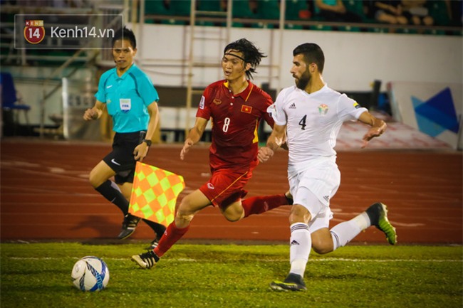 Công Vinh căng thẳng nhìn đàn em hòa hú vía Jordan - Ảnh 7.