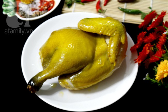 Muốn có món gà hấp muối ngon da vàng óng, bạn chỉ cần làm theo cách này thôi - Ảnh 5.