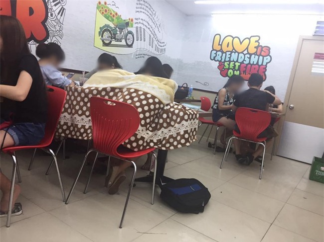 Ngao ngán cảnh sinh viên ôm chăn gối theo để ngủ, xả rác bừa bãi trong các cửa hàng tiện lợi - Ảnh 10.