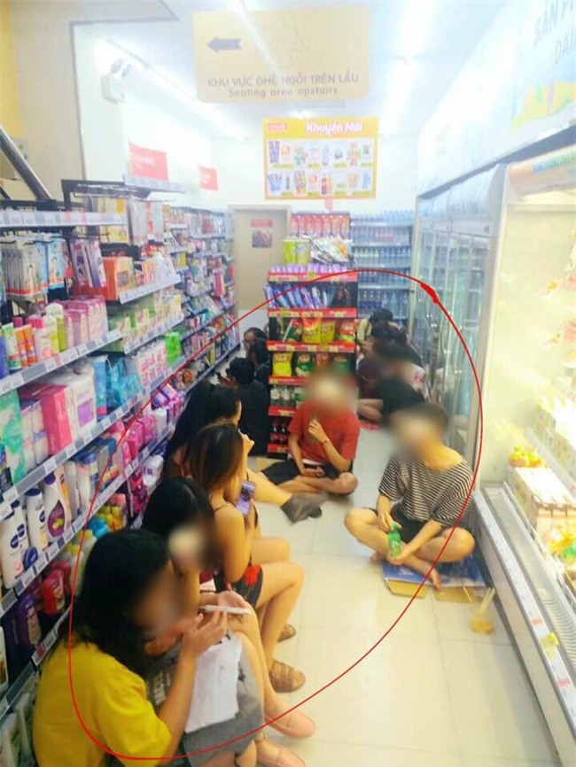 Ngao ngán cảnh sinh viên ôm chăn gối theo để ngủ, xả rác bừa bãi trong các cửa hàng tiện lợi - Ảnh 11.