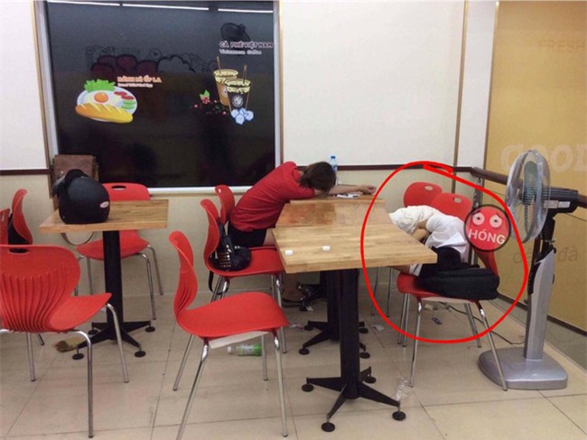 Ngao ngán cảnh sinh viên ôm chăn gối theo để ngủ, xả rác bừa bãi trong các cửa hàng tiện lợi - Ảnh 3.