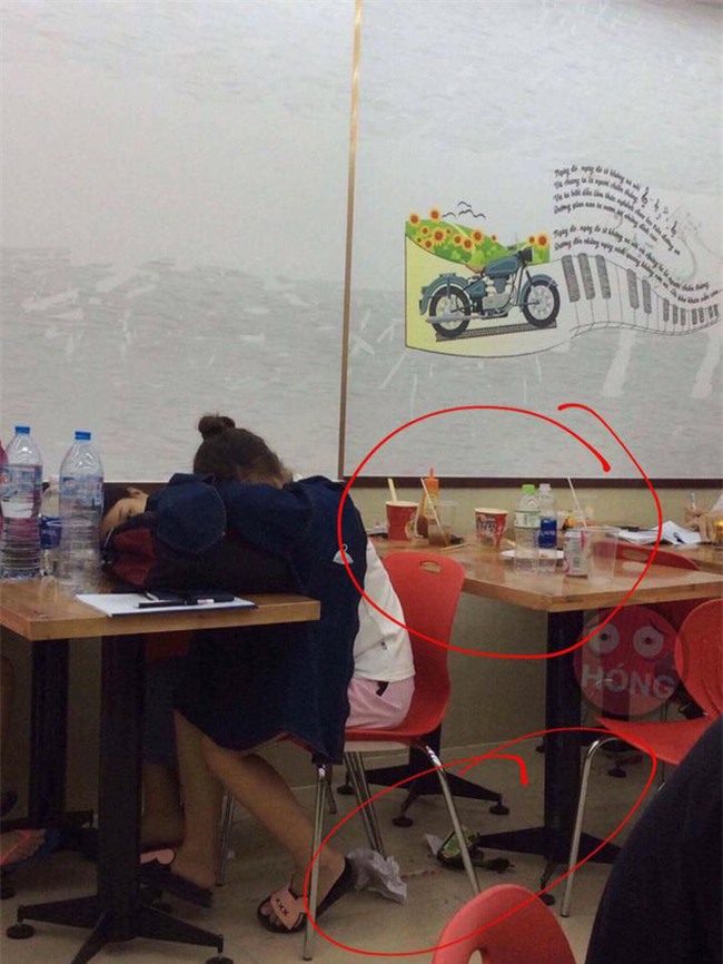 Ngao ngán cảnh sinh viên ôm chăn gối theo để ngủ, xả rác bừa bãi trong các cửa hàng tiện lợi - Ảnh 4.