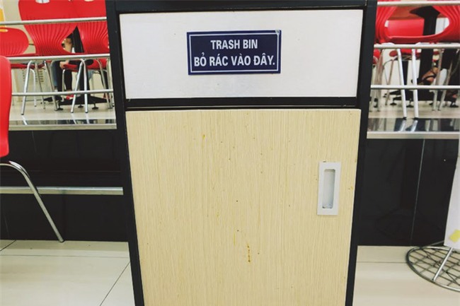 Ngao ngán cảnh sinh viên ôm chăn gối theo để ngủ, xả rác bừa bãi trong các cửa hàng tiện lợi - Ảnh 9.
