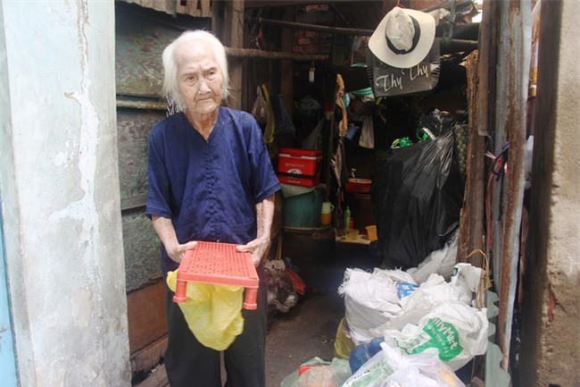 Rơi nước mắt chuyện người mẹ già 91 tuổi có 6 đứa con, cuối đời phải lượm ve chai nuôi con tâm thần - Ảnh 11.