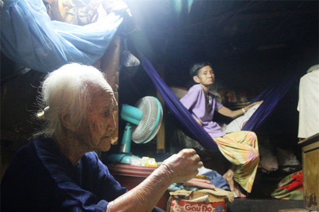 Rơi nước mắt chuyện người mẹ già 91 tuổi có 6 đứa con, cuối đời phải lượm ve chai nuôi con tâm thần - Ảnh 2.