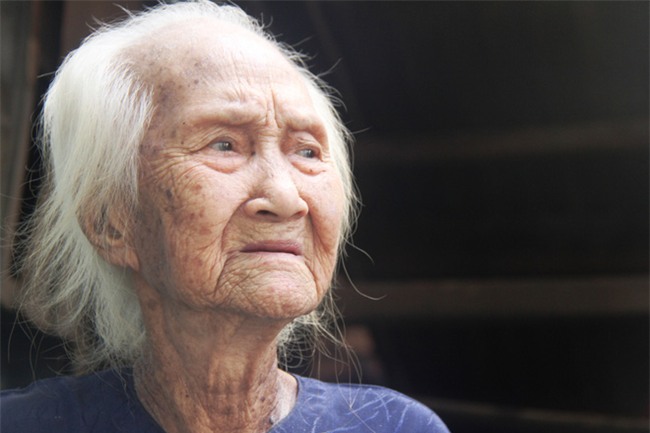Rơi nước mắt chuyện người mẹ già 91 tuổi có 6 đứa con, cuối đời phải lượm ve chai nuôi con tâm thần - Ảnh 4.