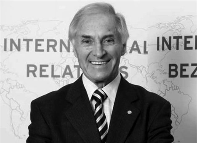HLV Karl Heinz Weigang là người đặt nền bóng cho sự phát triển của bóng đá Việt Nam