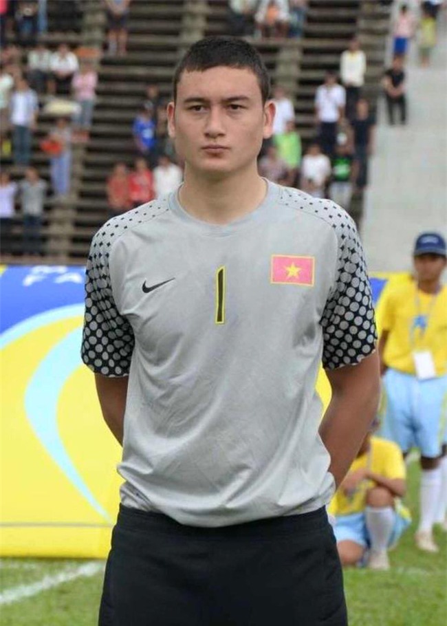 Vẻ đẹp lai của Lâm Tây, thủ thành số 1 đội tuyển Việt Nam - Ảnh 4.