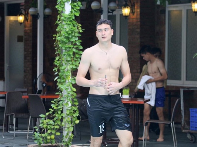 Vẻ đẹp lai của Lâm Tây, thủ thành số 1 đội tuyển Việt Nam - Ảnh 5.