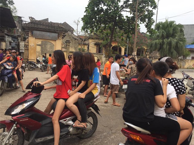 Đưa người mẹ về nhà để dựng lại hiện trường vụ án cháu bé 33 ngày tuổi bị giết - Ảnh 1.