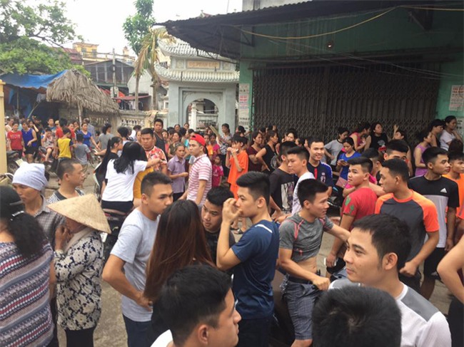 Đưa người mẹ về nhà để dựng lại hiện trường vụ án cháu bé 33 ngày tuổi bị giết - Ảnh 10.