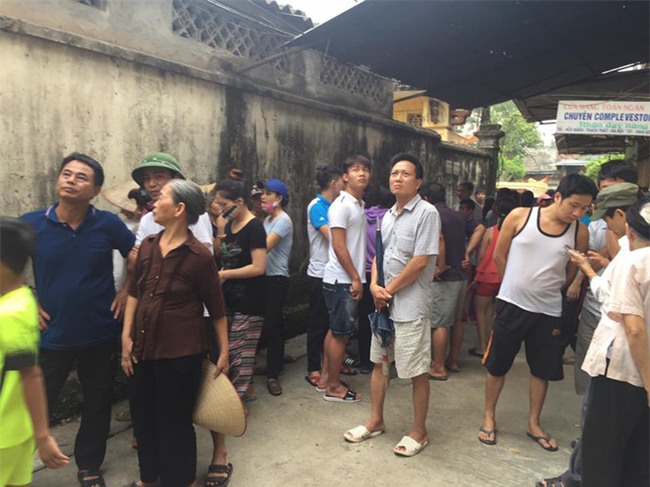 Đưa người mẹ về nhà để dựng lại hiện trường vụ án cháu bé 33 ngày tuổi bị giết - Ảnh 2.