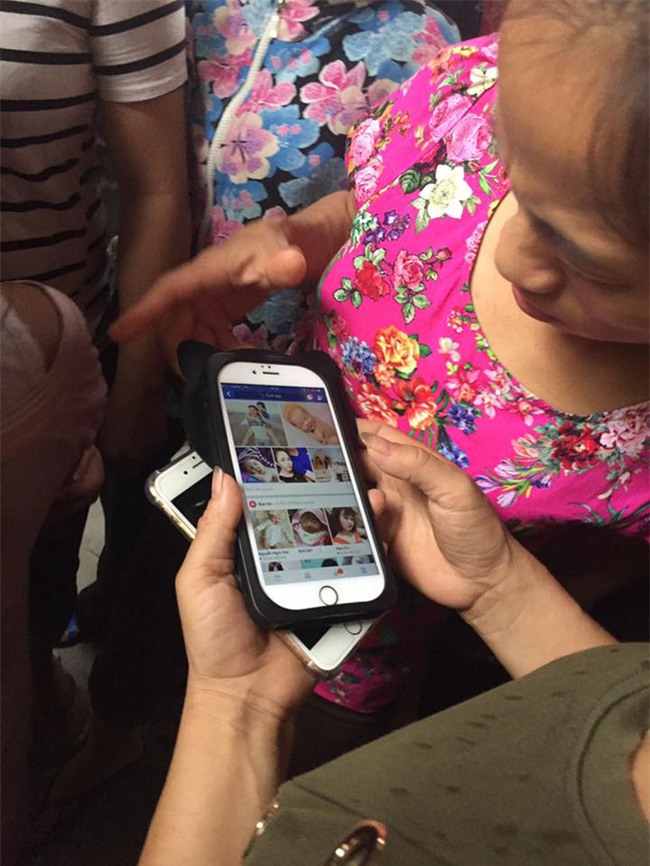 Đưa người mẹ về nhà để dựng lại hiện trường vụ án cháu bé 33 ngày tuổi bị giết - Ảnh 3.