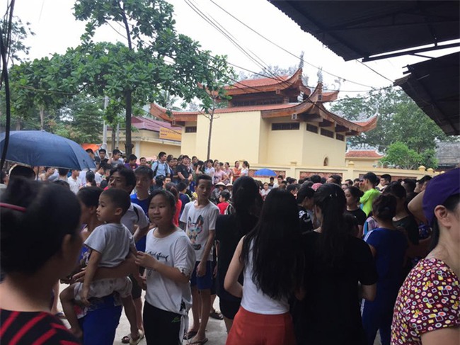 Đưa người mẹ về nhà để dựng lại hiện trường vụ án cháu bé 33 ngày tuổi bị giết - Ảnh 6.