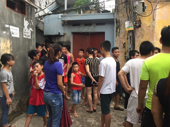 Đưa người mẹ về nhà để dựng lại hiện trường vụ án cháu bé 33 ngày tuổi bị giết - Ảnh 7.