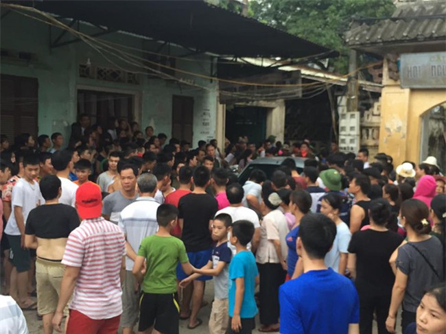 Đưa người mẹ về nhà để dựng lại hiện trường vụ án cháu bé 33 ngày tuổi bị giết - Ảnh 8.