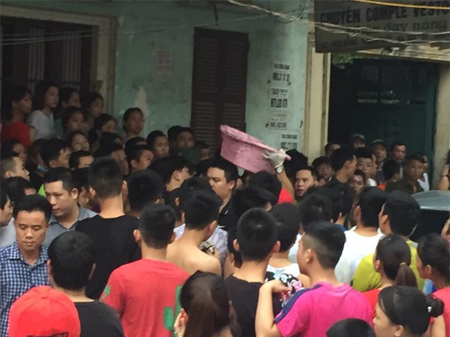 Đưa người mẹ về nhà để dựng lại hiện trường vụ án cháu bé 33 ngày tuổi bị giết - Ảnh 9.