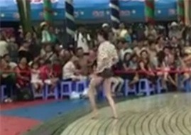 Nam thanh nien coi do nhay phan cam o Cong vien nuoc Dam Sen hinh anh 1