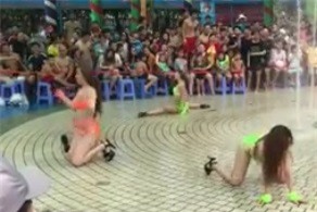 Nam thanh nien coi do nhay phan cam o Cong vien nuoc Dam Sen hinh anh 2