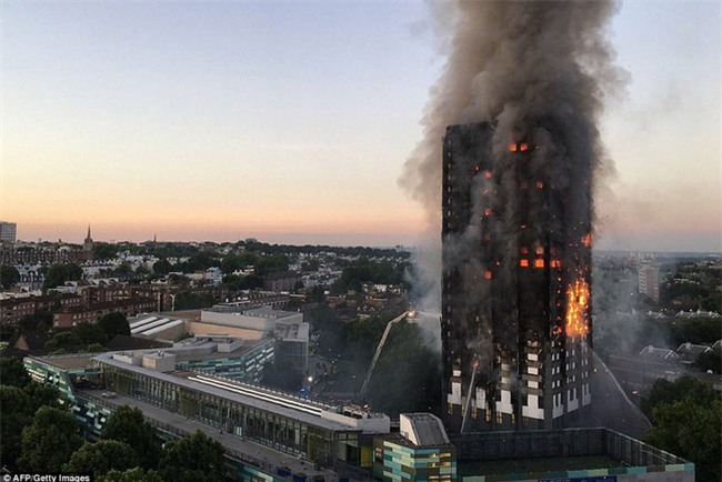 Khung cảnh rợn người sau khi ngọn lửa kinh hoàng nuốt chửng tòa tháp 27 tầng ở London - Ảnh 12.