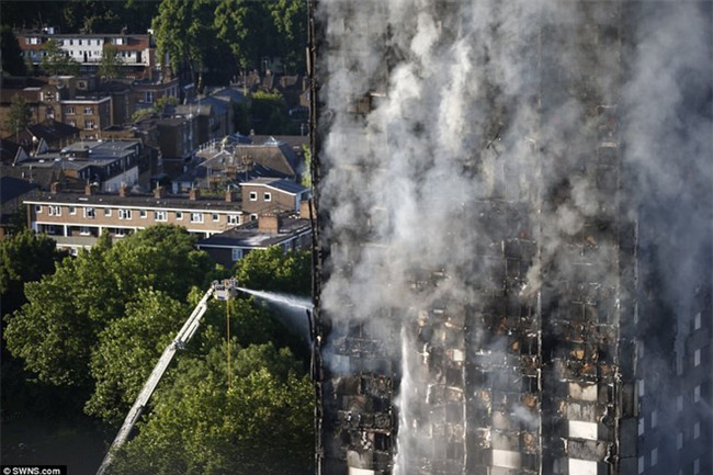 Khung cảnh rợn người sau khi ngọn lửa kinh hoàng nuốt chửng tòa tháp 27 tầng ở London - Ảnh 14.