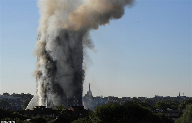 Khung cảnh rợn người sau khi ngọn lửa kinh hoàng nuốt chửng tòa tháp 27 tầng ở London - Ảnh 15.