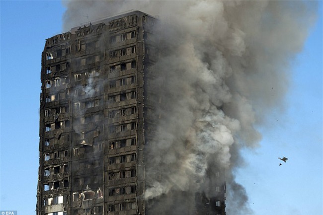 Khung cảnh rợn người sau khi ngọn lửa kinh hoàng nuốt chửng tòa tháp 27 tầng ở London - Ảnh 16.