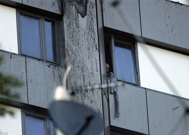 Khung cảnh rợn người sau khi ngọn lửa kinh hoàng nuốt chửng tòa tháp 27 tầng ở London - Ảnh 8.