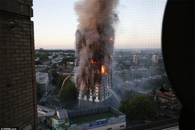 Khung cảnh rợn người sau khi ngọn lửa kinh hoàng nuốt chửng tòa tháp 27 tầng ở London - Ảnh 11.