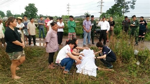 Tuong gap may, chang trai chet tham khi lay goi tien tren cot dien hinh anh 1