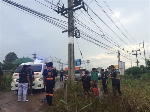 Tuong gap may, chang trai chet tham khi lay goi tien tren cot dien hinh anh 3