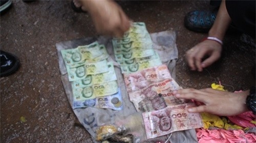 Tuong gap may, chang trai chet tham khi lay goi tien tren cot dien hinh anh 4