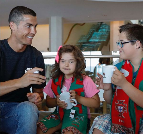 Ronaldo làm từ thiện giữa cáo buộc trốn thuế - Ảnh 1.