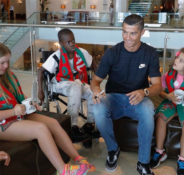 Ronaldo làm từ thiện giữa cáo buộc trốn thuế - Ảnh 2.