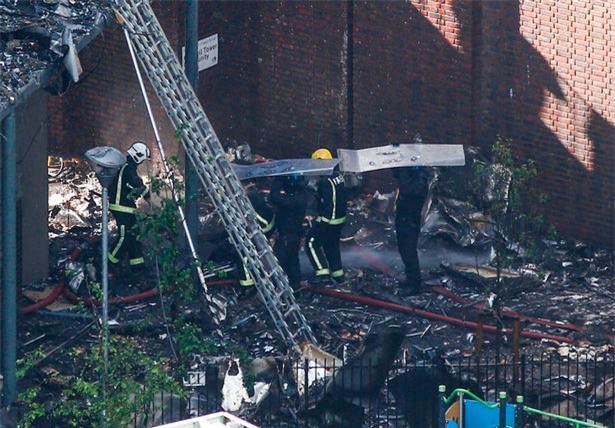 Người mẹ ôm 6 con nhảy từ tầng 21 xuống đất, 4 con thoát chết trong vụ cháy tại London - Ảnh 1.