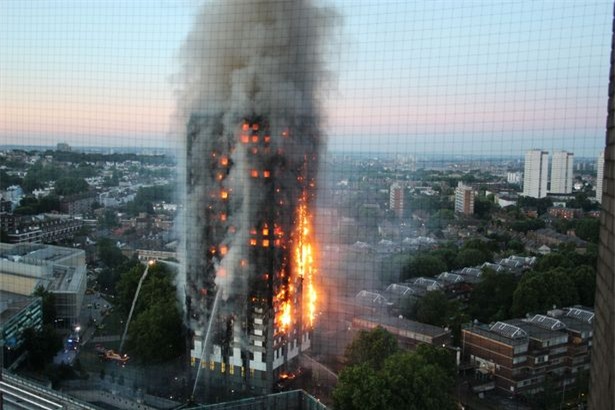 Người mẹ ôm 6 con nhảy từ tầng 21 xuống đất, 4 con thoát chết trong vụ cháy tại London - Ảnh 3.