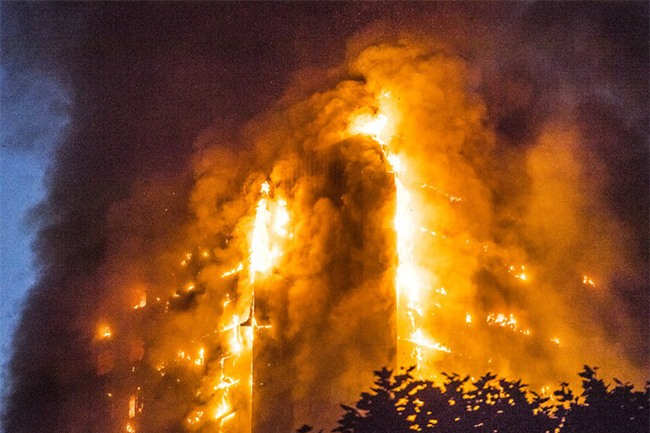 Điều kỳ diệu trong vụ hỏa hoạn ở Anh: Mẹ ném con qua cửa sổ tầng 10, người đi đường bắt trúng - Ảnh 2.